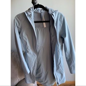 Lululemon raincoat in gray